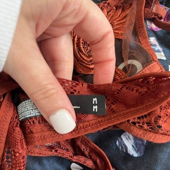 NEW Urban Outfitters Red Lace Bralette Size Medium - Picture 3 of 5